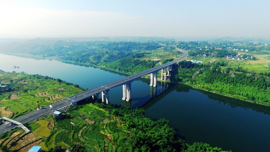 巴南廣高速--渠江特大橋座于廣安市岳池縣羅渡鎮(zhèn)與中和鎮(zhèn)之間的渠江上，是巴南廣高速上唯一一座跨深水的特大橋。大橋全長526.00m,橋面寬28.00m，大橋至水面高度達65.00m，主線設計時速80.00km,主橋為分幅式連續(xù)鋼構，引橋為分幅式簡支30.00mT梁，主跨長160.00m,邊跨長85.00m。.jpg