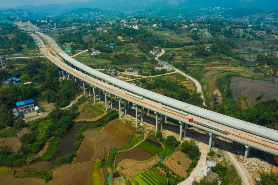瀘永高速公路隆敘鐵路跨線(xiàn)橋設(shè)計(jì)橋長(zhǎng) 482.25m，孔數(shù)及孔徑 (孔-m)：19×25；該橋上部結(jié)構(gòu)采用預(yù)應(yīng)力砼(后張) 小箱梁；下部結(jié)構(gòu)橋臺(tái)采用 U 臺(tái)，橋墩采用柱式墩，橋墩采用樁基礎(chǔ)，橋臺(tái)采用擴(kuò)大基礎(chǔ)。項(xiàng)目的建成為瀘州構(gòu)建區(qū)域性綜合交通樞紐，打造旅游集散中心提供有力支撐，為帶動(dòng)成渝經(jīng)濟(jì)區(qū)“雙核五帶”布局，促進(jìn)成渝地區(qū)區(qū)域合作發(fā)展具有重要意義。.jpg