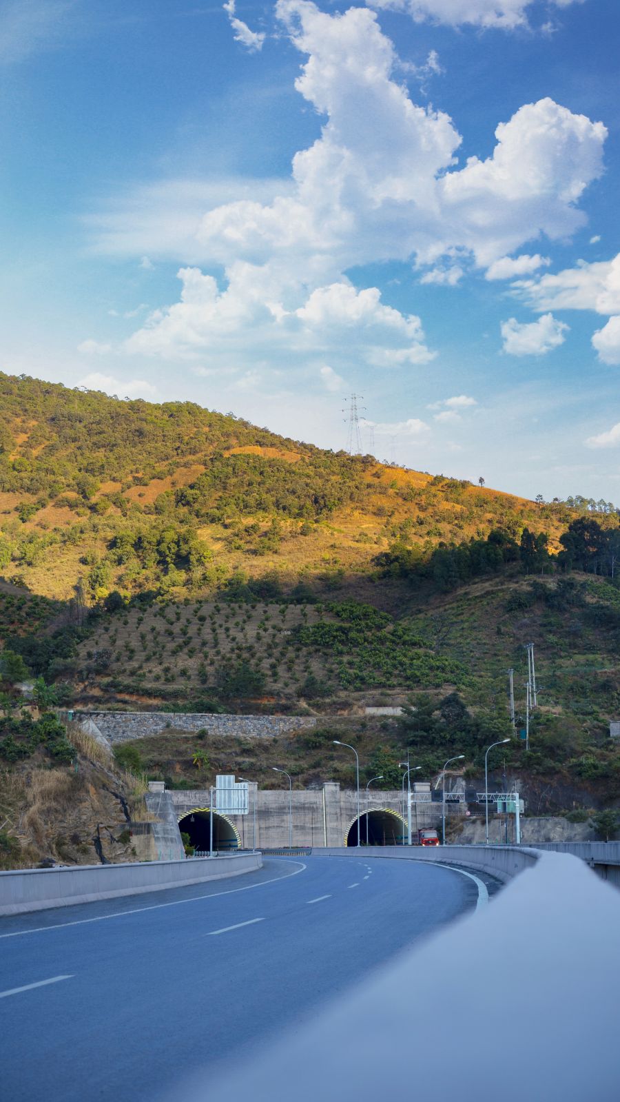 攀大高速公路-寶鼎2號隧道全長8775m，最大埋深約647m，為雙向分離式越嶺隧道，位于四川省攀枝花市仁和區境內，2019年12月5日順利貫通，是攀枝花至大理高速（四川境）公路的控制工程。隧道穿越高瓦斯段落4383米、穿越含煤地層72層，全國罕見。該工程克服地質構造復雜，多次穿越煤層、采空區、斷層、瓦斯突出、涌水塌方等一系列重大施工難題，榮獲當時全國在建高速公路最長的瓦斯突出隧道、全國在建高速公路瓦斯突出.jpg