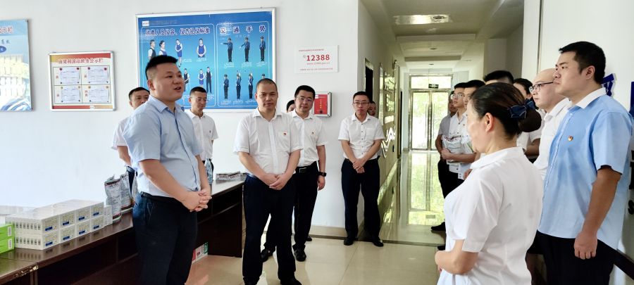 蜀道高速集團(tuán)黨委副書記、董事趙根赴南渝綿南公司開展2022年“夏送清涼”慰問、專題宣講暨調(diào)研座談會(huì) (1).jpg