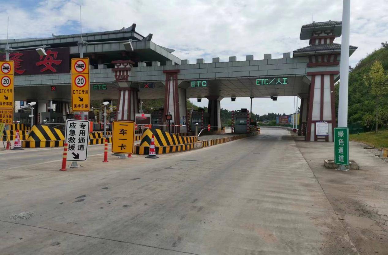南大梁、綿西高速各收費(fèi)啟動應(yīng)急救援專用通道.jpg